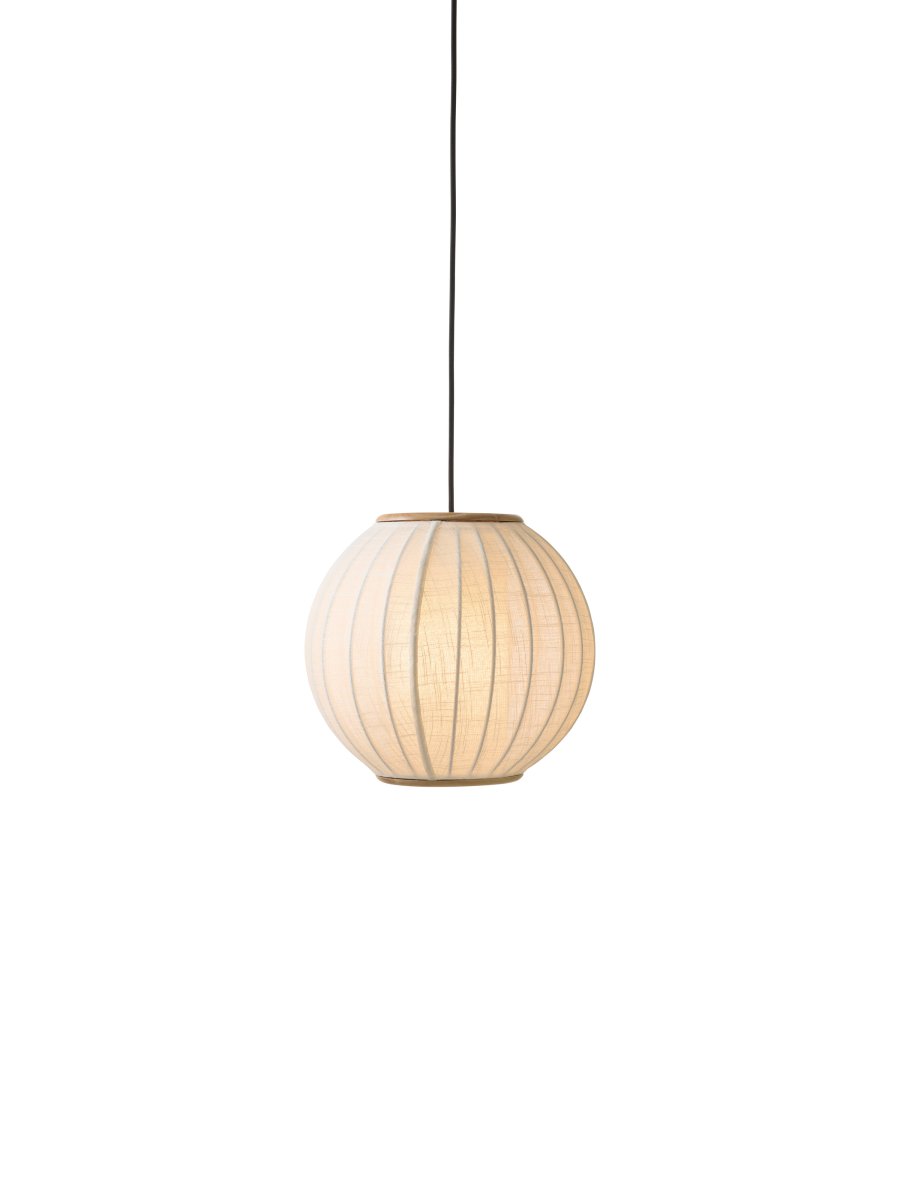 Balloon Ø30 Kremhvit Taklampe Fra Halo Design - Balloon er en elegant taklampe med et avrundet, ballongformet design som blir et vakkert blikkfang i rommet.