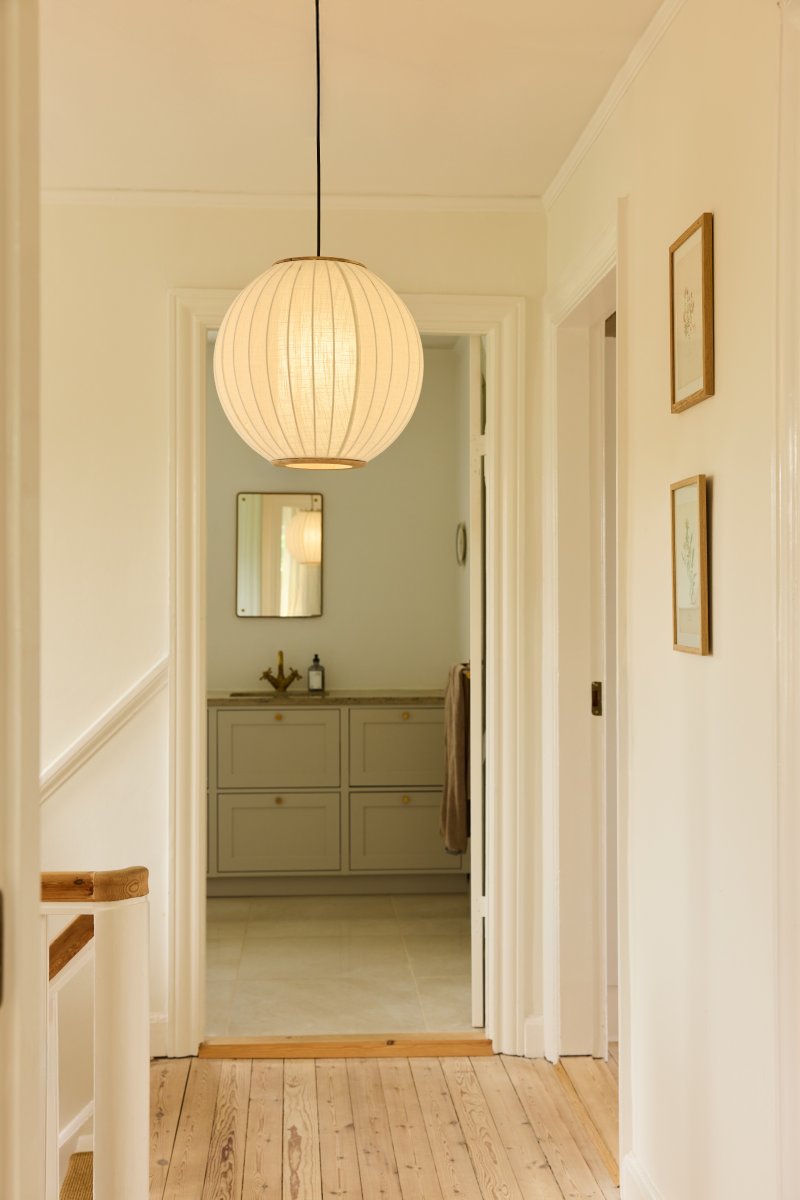 Balloon Ø40 Kremhvit Taklampe Fra Halo Design - Balloon er en elegant taklampe med et avrundet, ballongformet design som blir et vakkert blikkfang i rommet.
