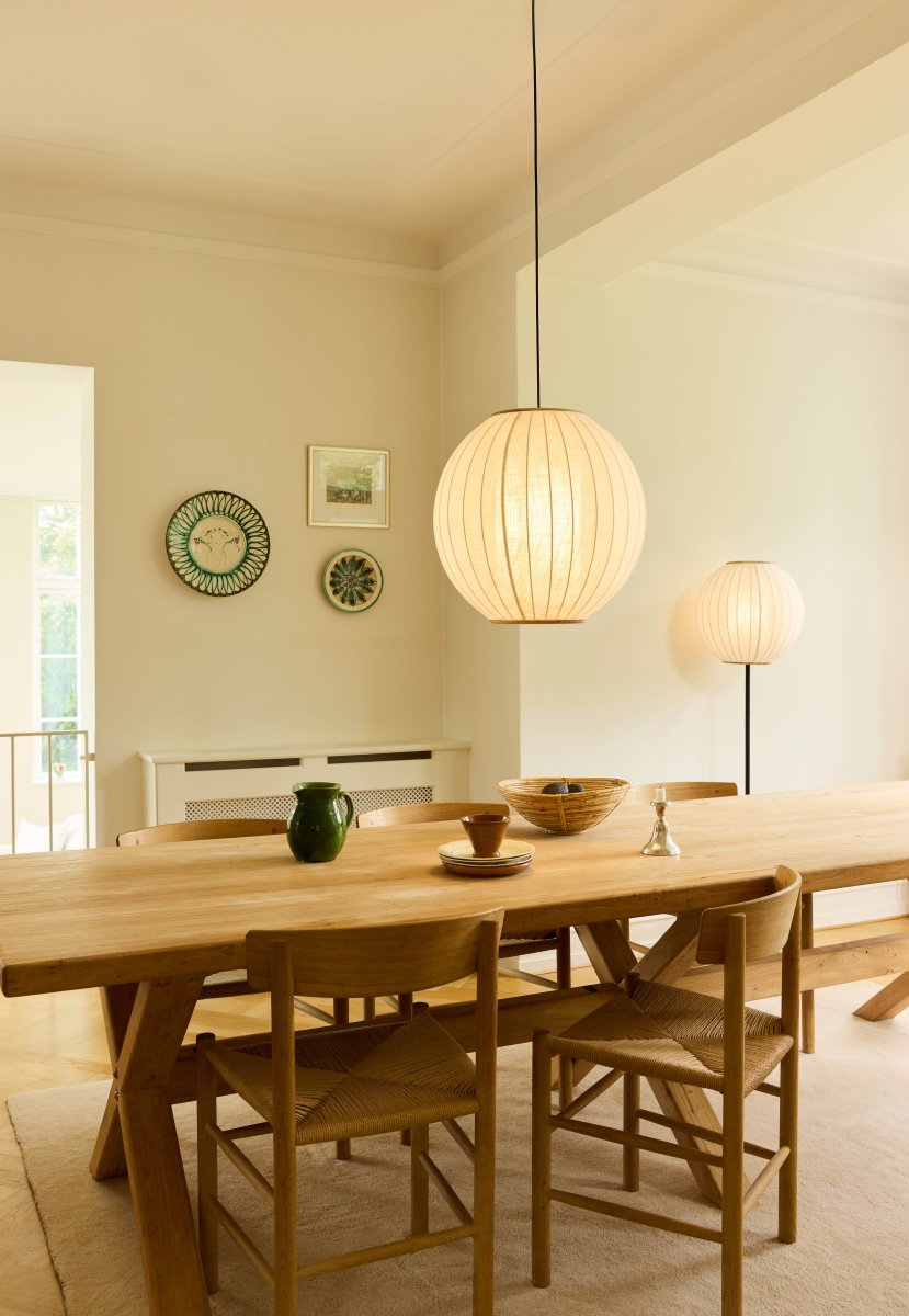 Balloon Ø70 Kremhvit Taklampe Fra Halo Design - Balloon er en elegant taklampe med en generøs diameter på 70 cm som vil være et imponerende blikkfang i rommet.