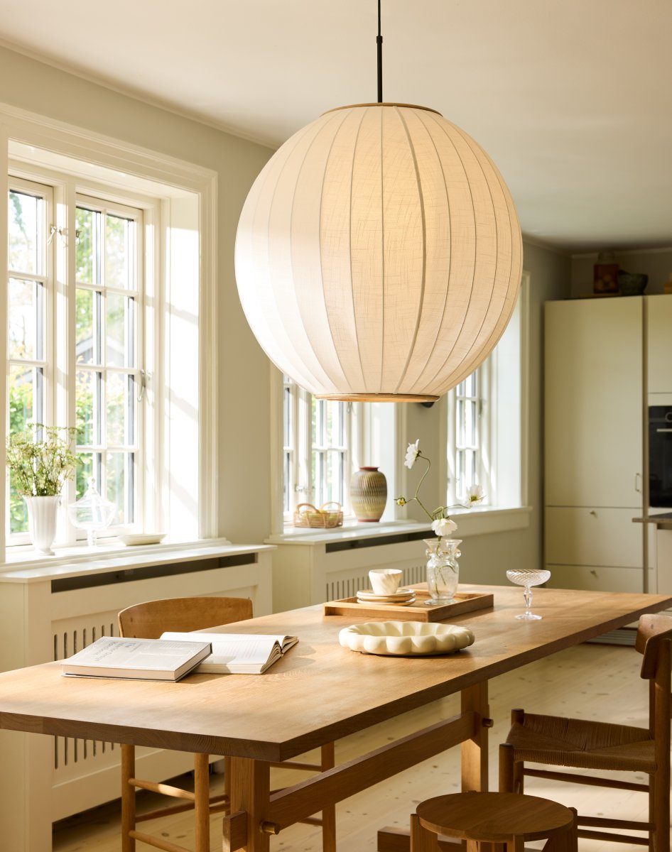 Balloon Ø70 Kremhvit Taklampe Fra Halo Design - Balloon er en elegant taklampe med en generøs diameter på 70 cm som vil være et imponerende blikkfang i rommet.