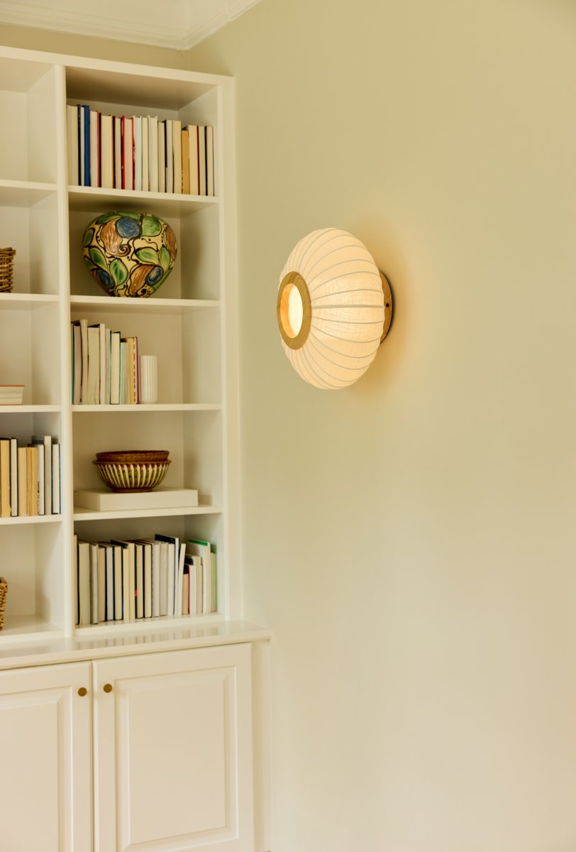 Balloon Ø40 Kremhvit plafond Fra Halo Design - Med sitt elegante design passer Balloon perfekt på soverommet, i stuen eller i gangen, hvor den blir en vakker detalj i taket.