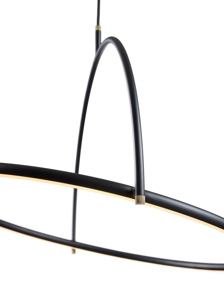 Tilt Ø60 Svart Taklampe Fra Halo Design - Tilt er en moderne taklampe med et stilig og minimalistisk design i svart metall og elegante detaljer i messing.