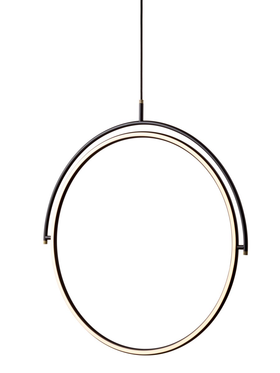 Tilit Ø40 Svart Taklampe Fra Halo Design - Tilt er en moderne taklampe med et stilig og minimalistisk design i svart metall og elegante detaljer i messing.