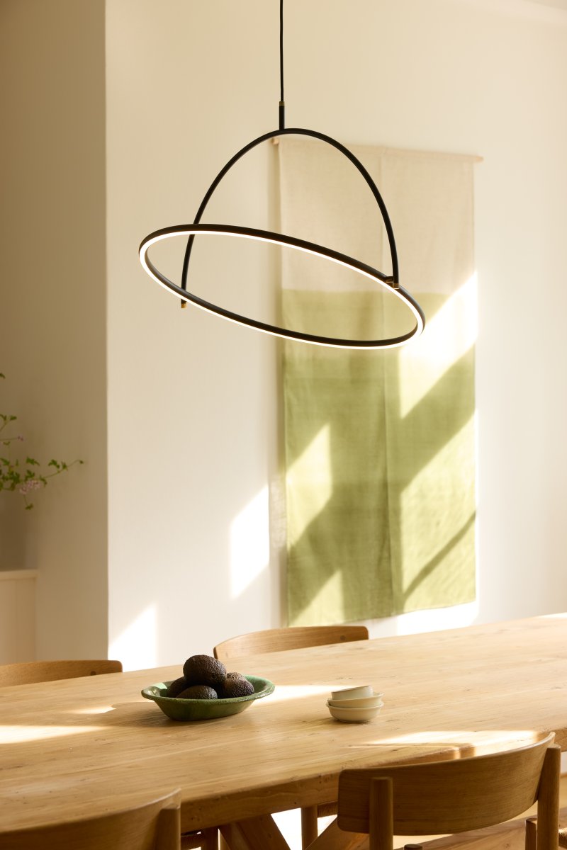 Tilt Ø60 Svart Taklampe Fra Halo Design - Tilt er en moderne taklampe med et stilig og minimalistisk design i svart metall og elegante detaljer i messing.