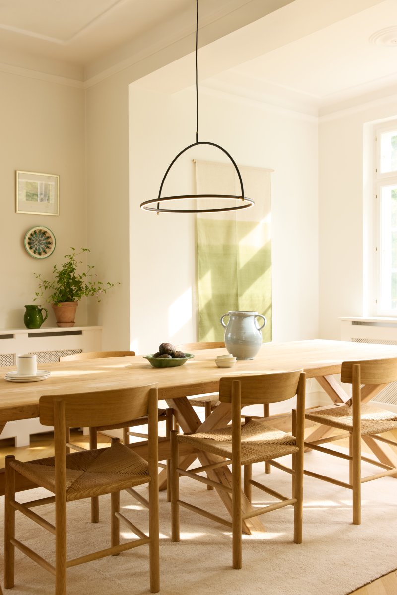 Tilt Ø60 Svart Taklampe Fra Halo Design - Tilt er en moderne taklampe med et stilig og minimalistisk design i svart metall og elegante detaljer i messing.