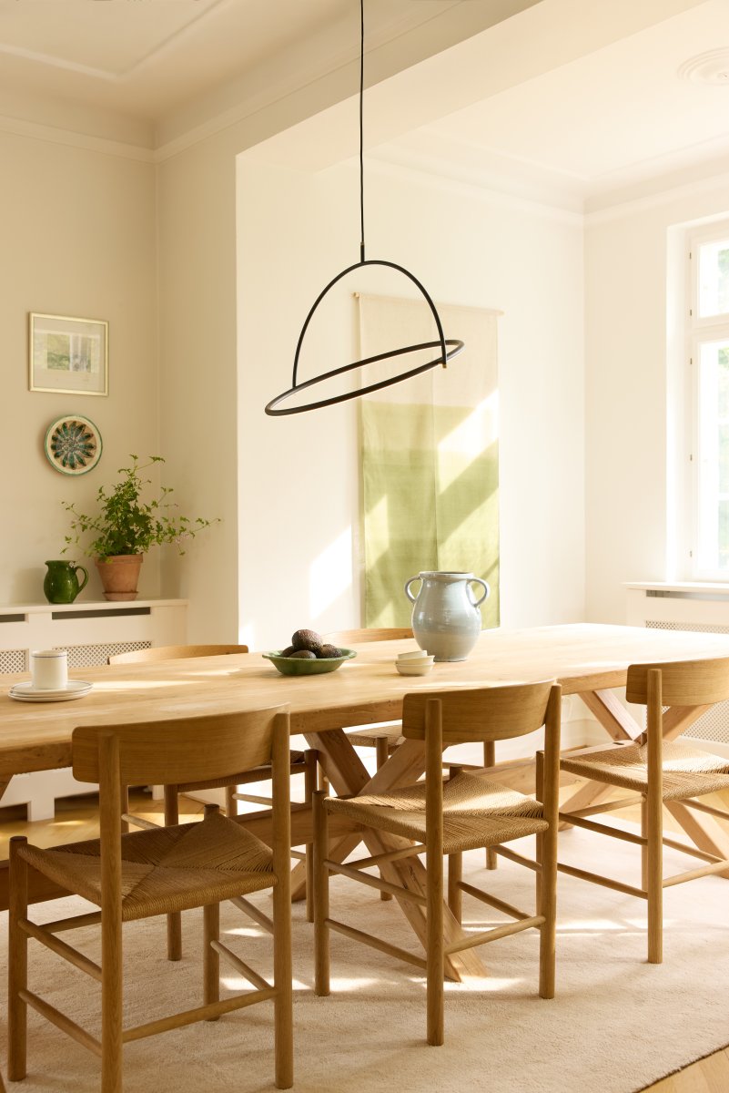 Tilt Ø60 Svart Taklampe Fra Halo Design - Tilt er en moderne taklampe med et stilig og minimalistisk design i svart metall og elegante detaljer i messing.