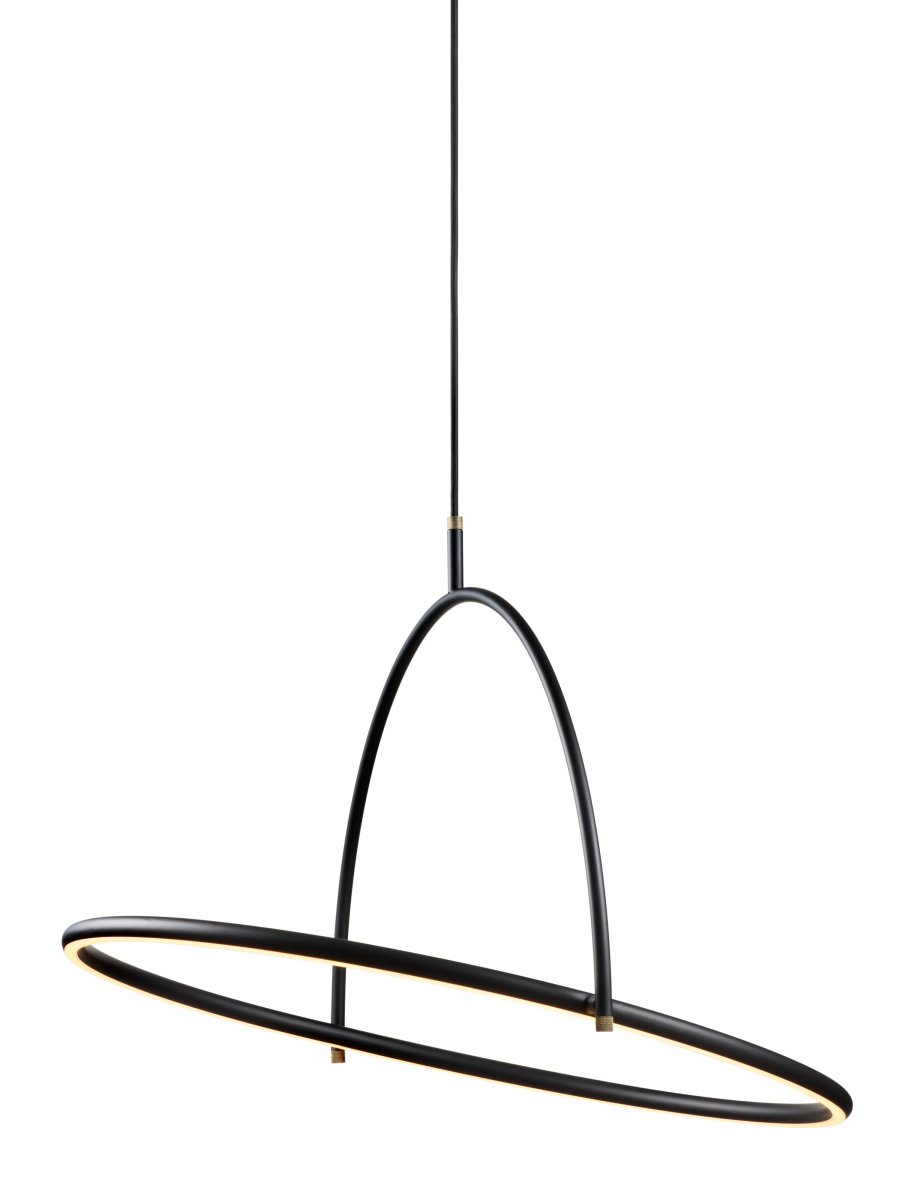 Tilt Ø60 Svart Taklampe Fra Halo Design - Tilt er en moderne taklampe med et stilig og minimalistisk design i svart metall og elegante detaljer i messing.