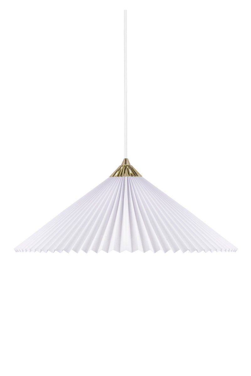 Matisse Ø60 Hvit Taklampe Fra Globen Lighting - Lampen har en plissert hvit tekstilskjerm og er dekorert med en matchende plissert topp i messingfarget metall.