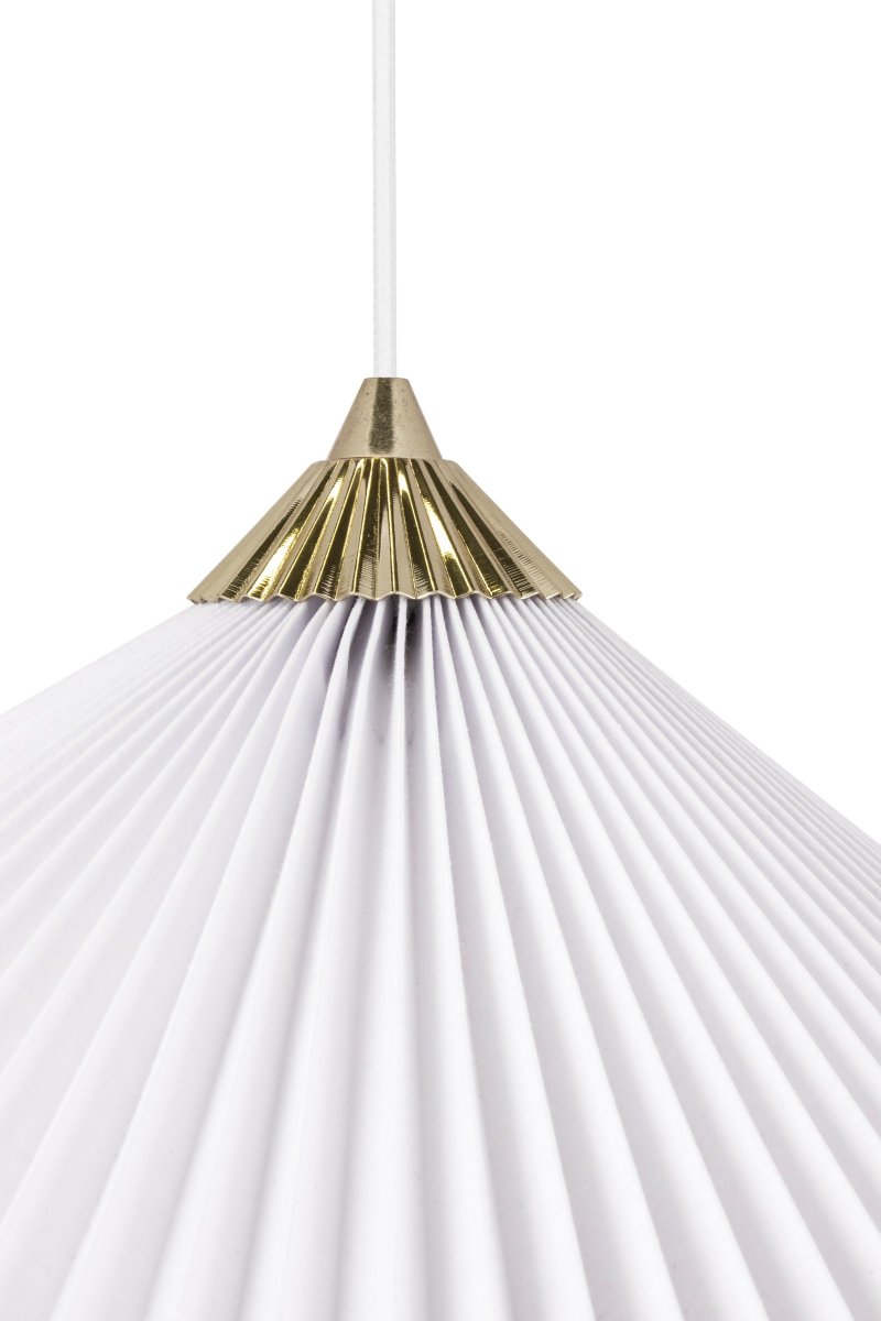 Matisse Ø60 Hvit Taklampe Fra Globen Lighting - Lampen har en plissert hvit tekstilskjerm og er dekorert med en matchende plissert topp i messingfarget metall.