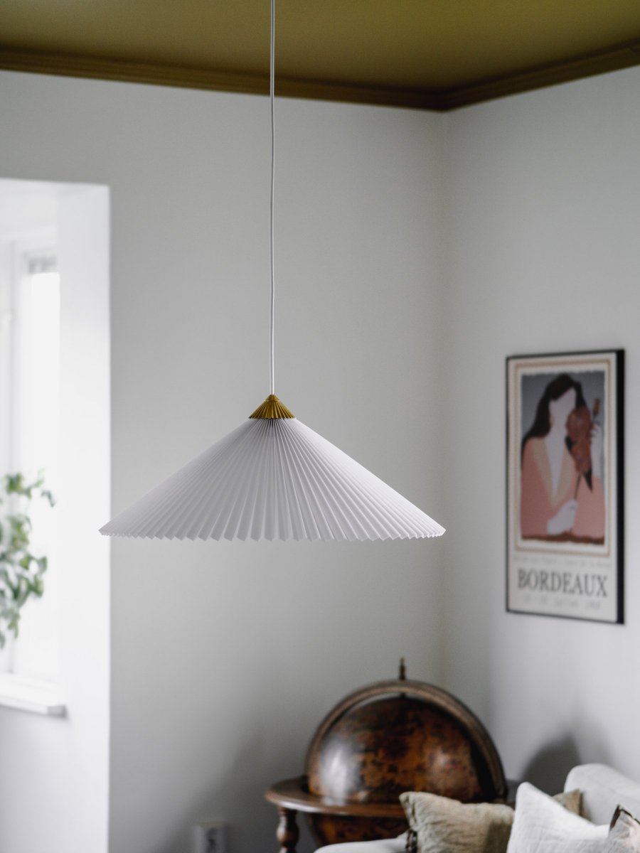 Matisse Ø60 Hvit Taklampe Fra Globen Lighting - Lampen har en plissert hvit tekstilskjerm og er dekorert med en matchende plissert topp i messingfarget metall.