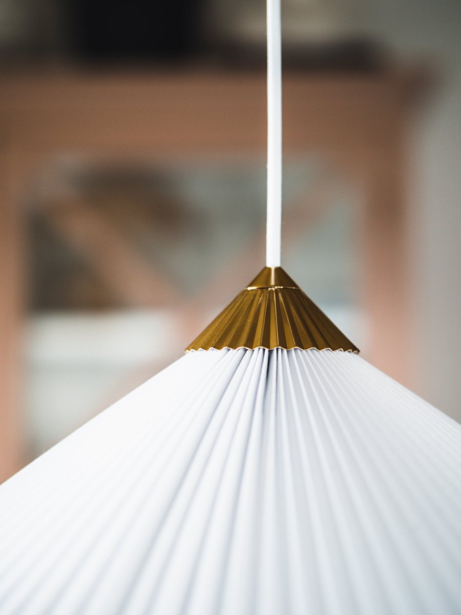 Matisse Ø60 Hvit Taklampe Fra Globen Lighting - Lampen har en plissert hvit tekstilskjerm og er dekorert med en matchende plissert topp i messingfarget metall.