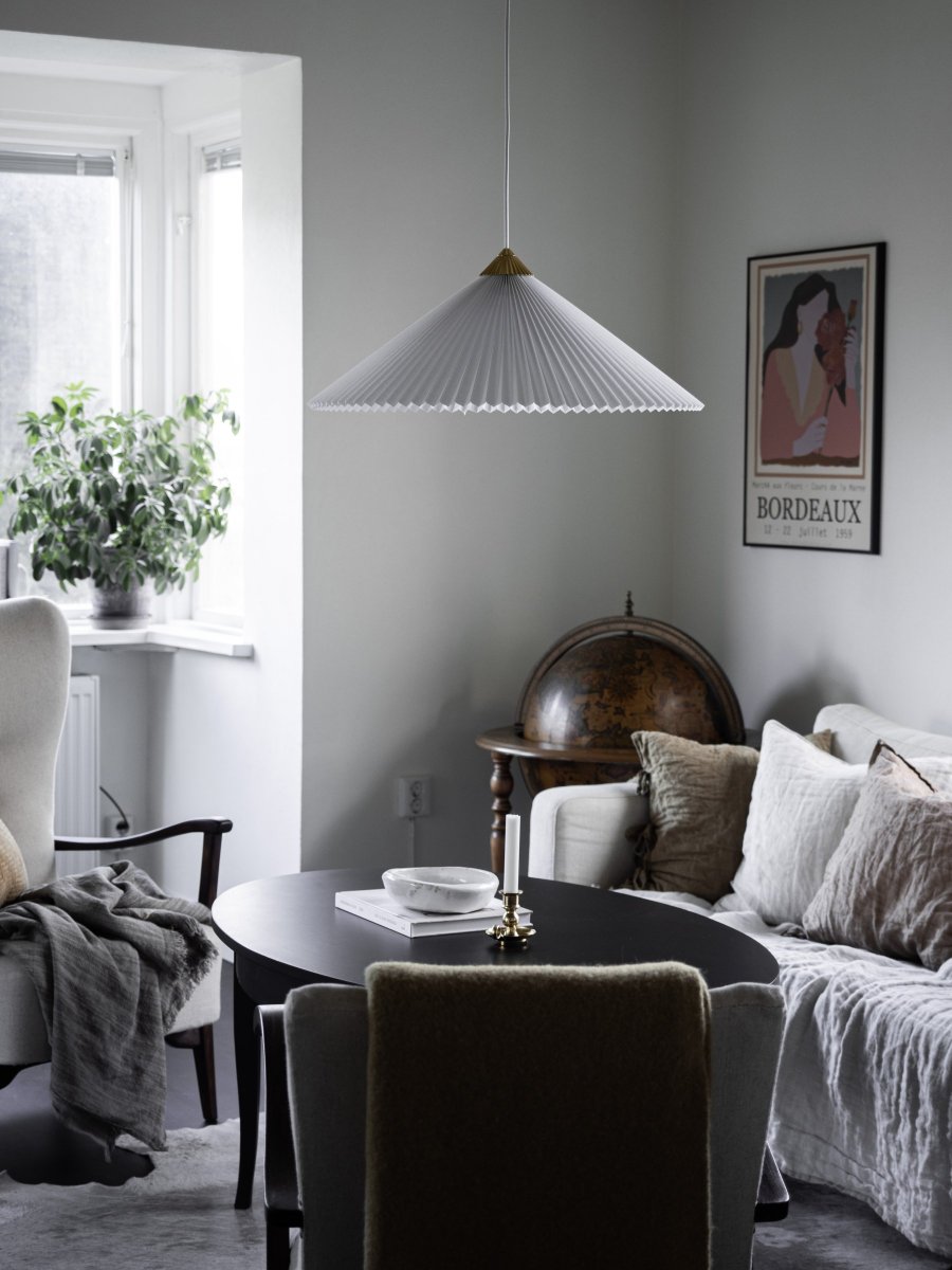 Matisse Ø60 Hvit Taklampe Fra Globen Lighting - Lampen har en plissert hvit tekstilskjerm og er dekorert med en matchende plissert topp i messingfarget metall.