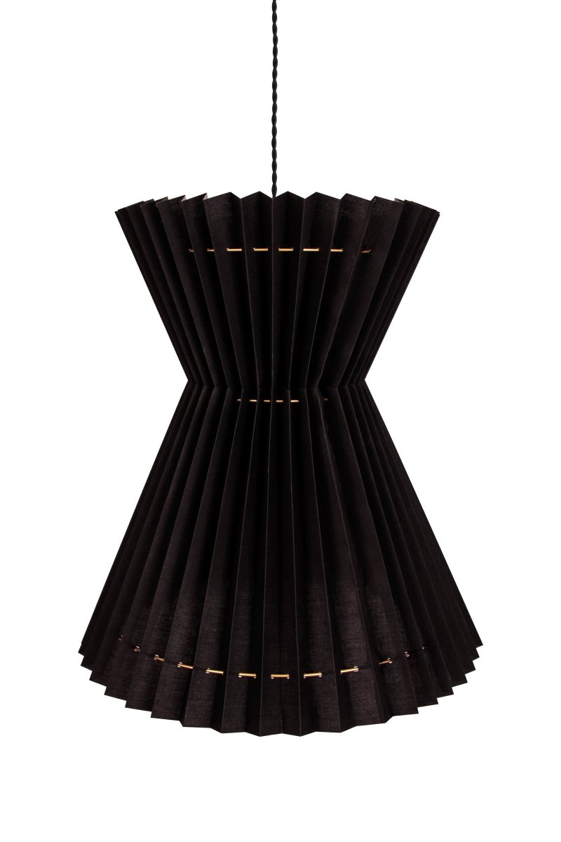 Maiden Ø40 Svart Taklampe Fra Globen Lighting - Lampen er laget av sort tekstil med gjennomsiktig plast inni og forsynt med dekorative metallringer i messingfarge.