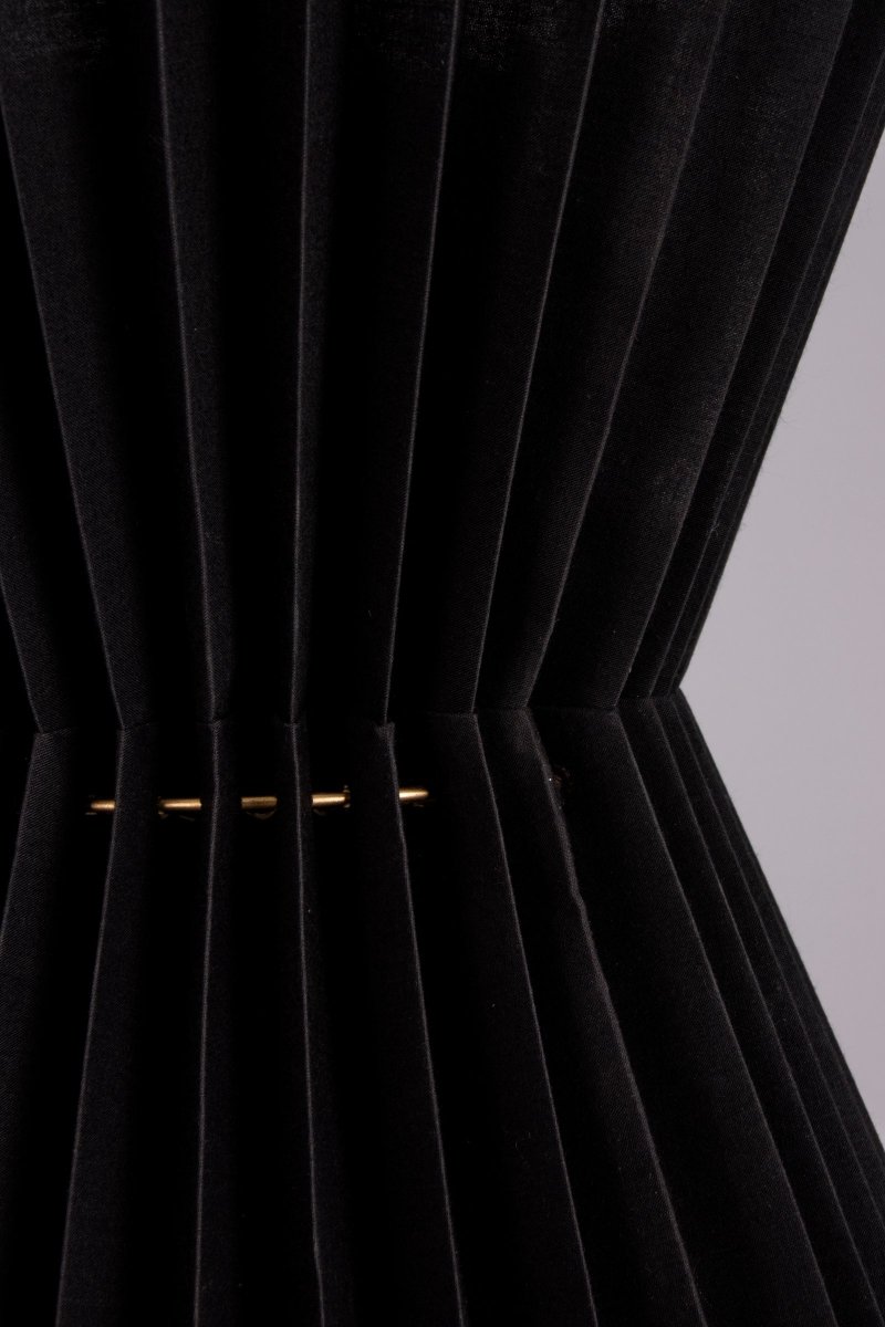 Maiden Ø40 Svart Taklampe Fra Globen Lighting - Lampen er laget av sort tekstil med gjennomsiktig plast inni og forsynt med dekorative metallringer i messingfarge.