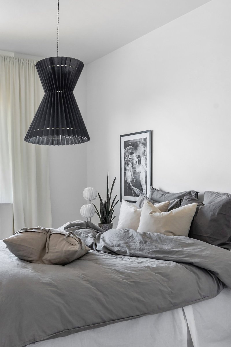 Maiden Ø40 Svart Taklampe Fra Globen Lighting - Lampen er laget av sort tekstil med gjennomsiktig plast inni og forsynt med dekorative metallringer i messingfarge.