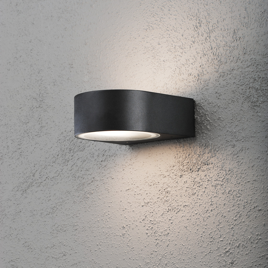 Teramo Svart utendørslampe Fra Konstsmide - Lag en elegant og moderne belysningsl&oslash;sning for fasaden din med denne sorte vegglampen som lyser b&aring;de opp og ned.