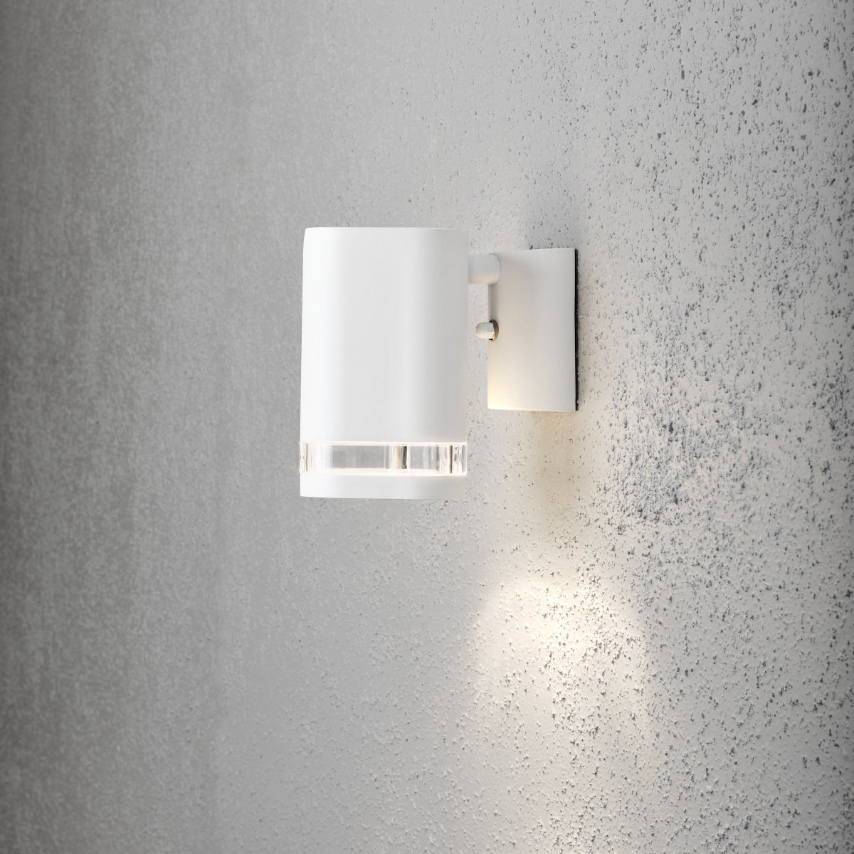 Modena Hvit utendørslampe Fra Konstsmide - Modena er en stilig fasadelampe i hvitlakkert aluminium med en elegant detalj i transparent akrylglass som gir lampen et moderne uttrykk.