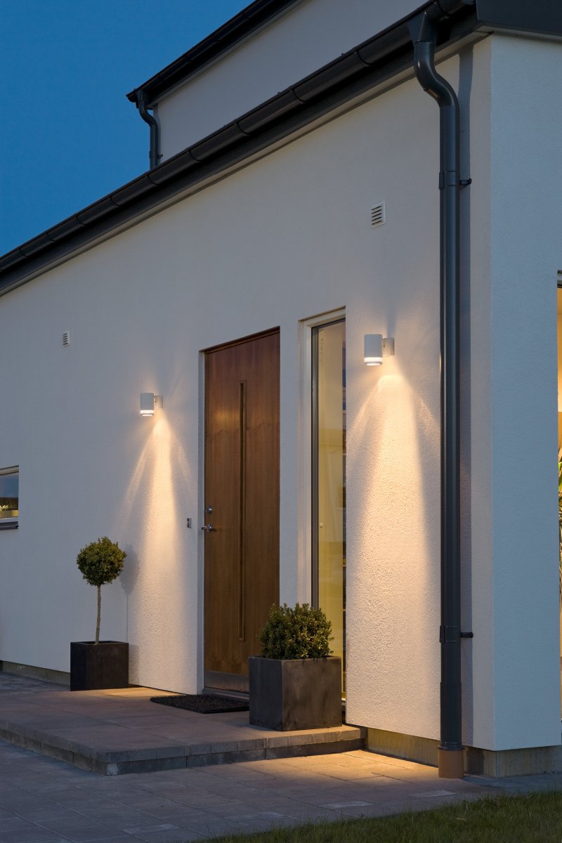 Modena Hvit utendørslampe Fra Konstsmide - Modena er en stilig fasadelampe i hvitlakkert aluminium med en elegant detalj i transparent akrylglass som gir lampen et moderne uttrykk.