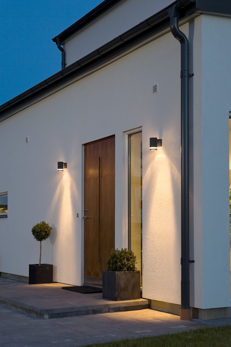 Modena Svart utendørslampe Fra Konstsmide - Modena er en stilig fasadelampe i sortlakkert aluminium med en elegant detalj i transparent akrylglass som gir lampen et moderne uttrykk.