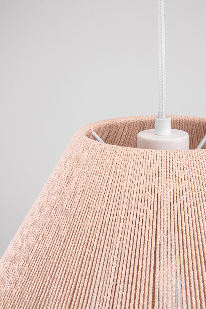 Anna Ø35 Natur Taklampe Fra Globen Lighting - Anna er en vakker taklampe laget av naturfarget bomullstr&aring;d som er h&aring;ndviklet rundt en metallramme.