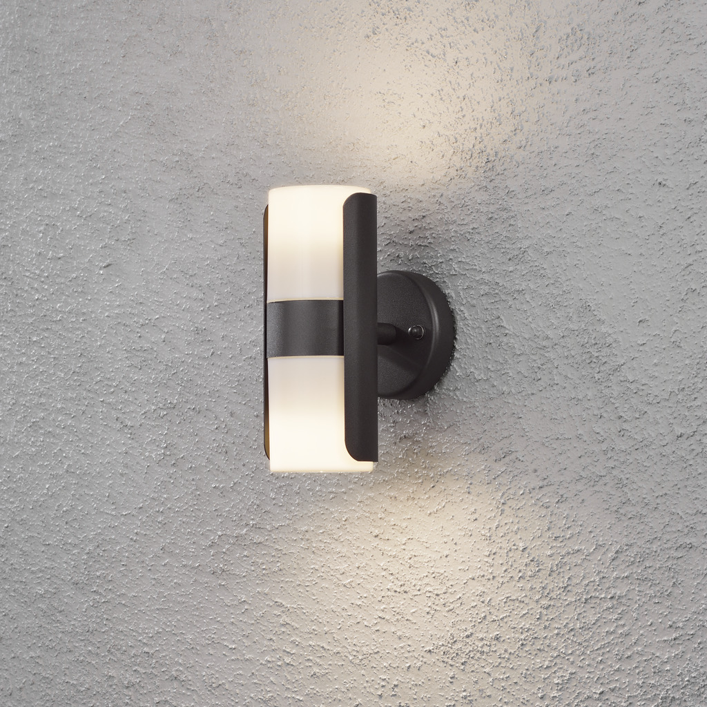 Modena Svart utendørslampe Fra Konstsmide - Med en robust konstruksjon og tidsriktig design er den perfekt for både moderne og klassiske fasader.