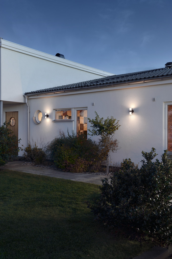 Modena Svart utendørslampe Fra Konstsmide - Med en robust konstruksjon og tidsriktig design er den perfekt for både moderne og klassiske fasader.