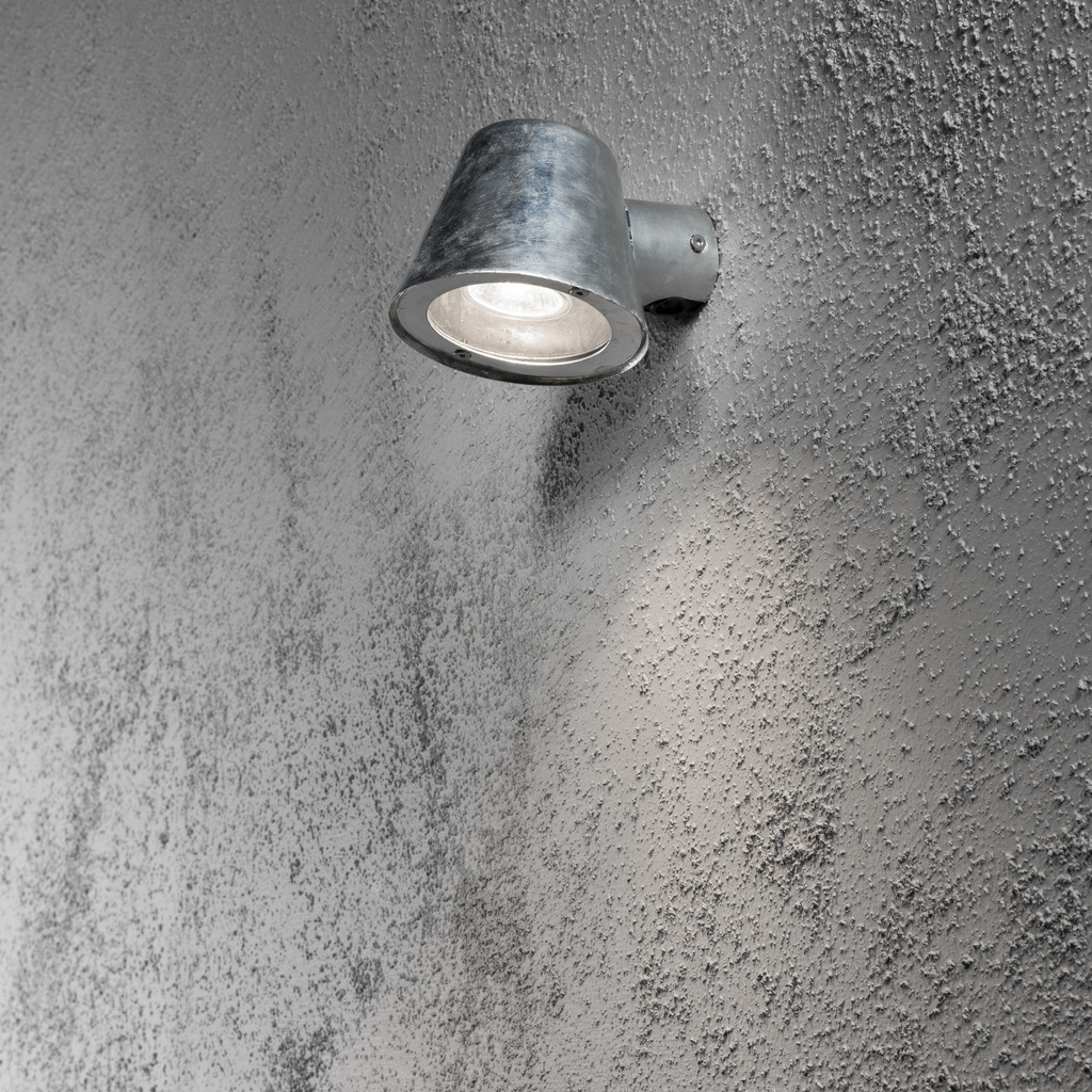 Trieste Galvanisert stål utendørslampe Fra Konstsmide - Med sin avrundede design og direkte lys er den ideell for &aring; skape en sofistikert atmosf&aelig;re i entr&eacute;er og ganger.