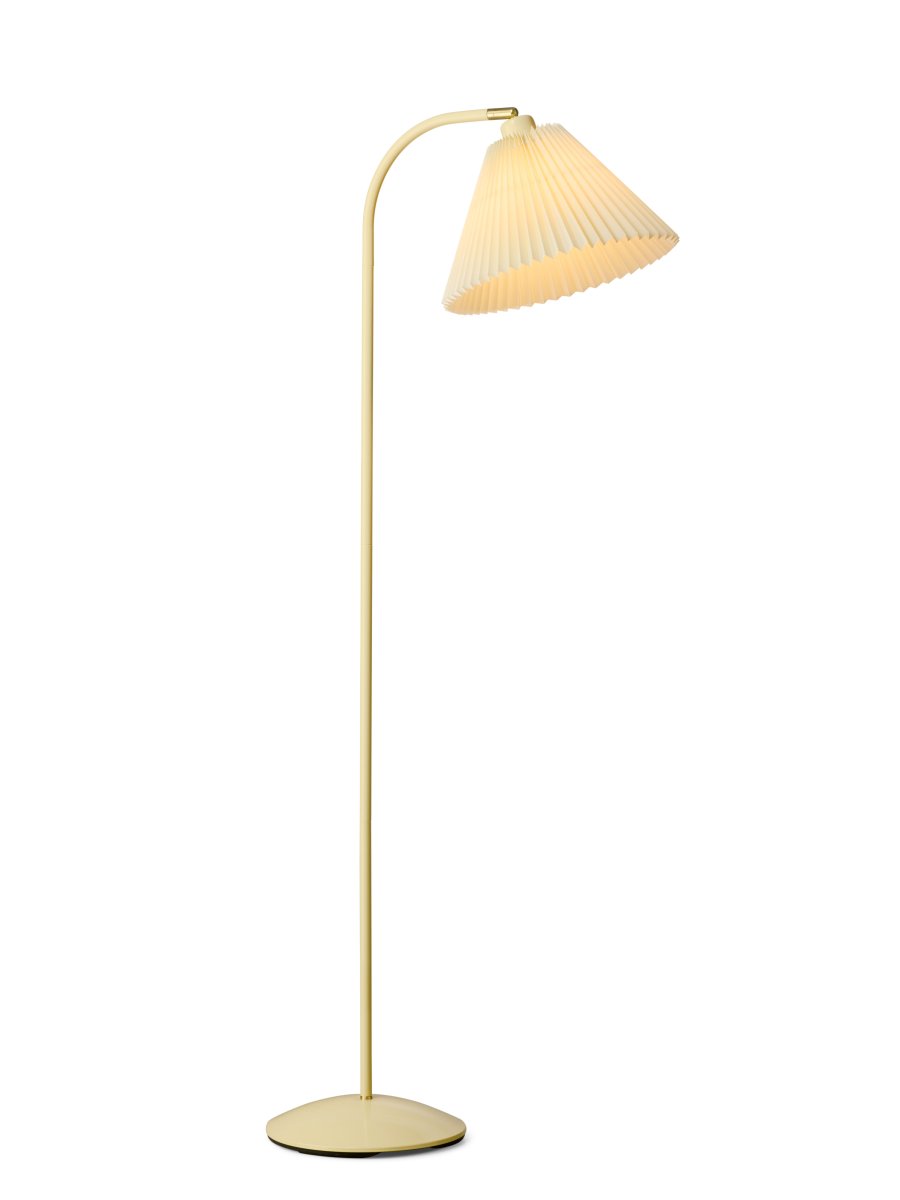Medina Kremhvit gulvlampe Fra Halo Design - Den kremhvite metallrammen kompletteres av en vakker plissert tekstilskjerm i matchende skjerm og dekorative detaljer i messing.