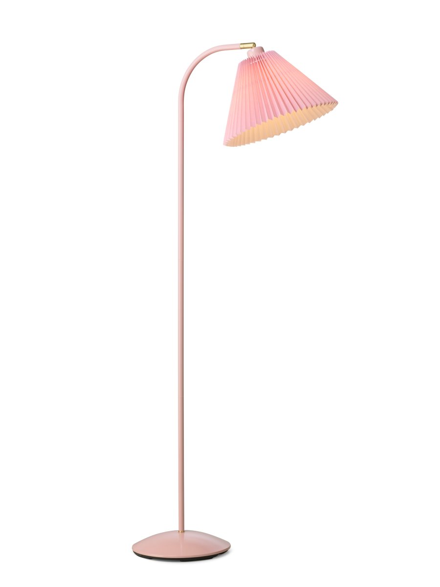Medina Rosa gulvlampe Fra Halo Design - Den rosa metallrammen kompletteres av en vakker plissert tekstilskjerm i matchende skjerm og dekorative detaljer i messing.