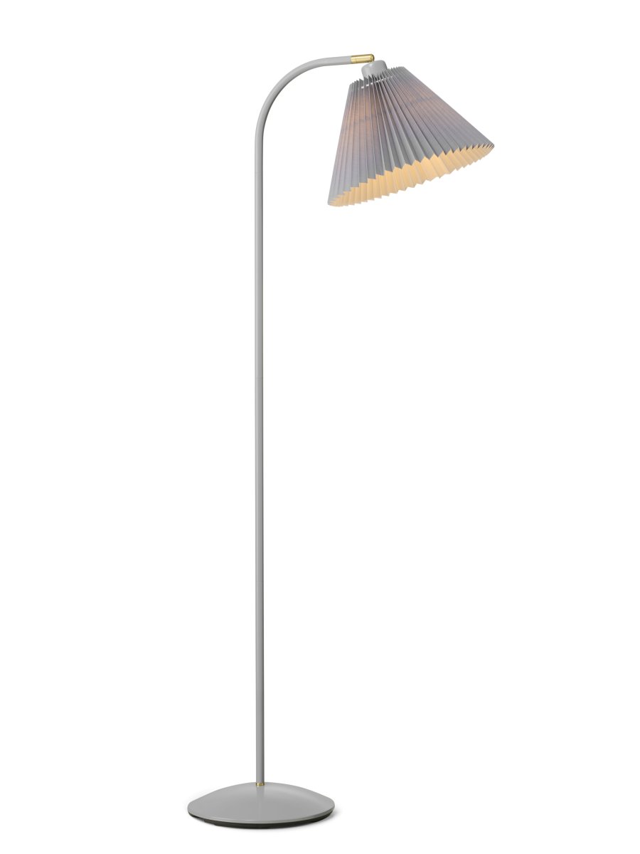 Medina Grå gulvlampe Fra Halo Design - Den grå metallrammen kompletteres av en vakker plissert tekstilskjerm i matchende skjerm og dekorative detaljer i messing.