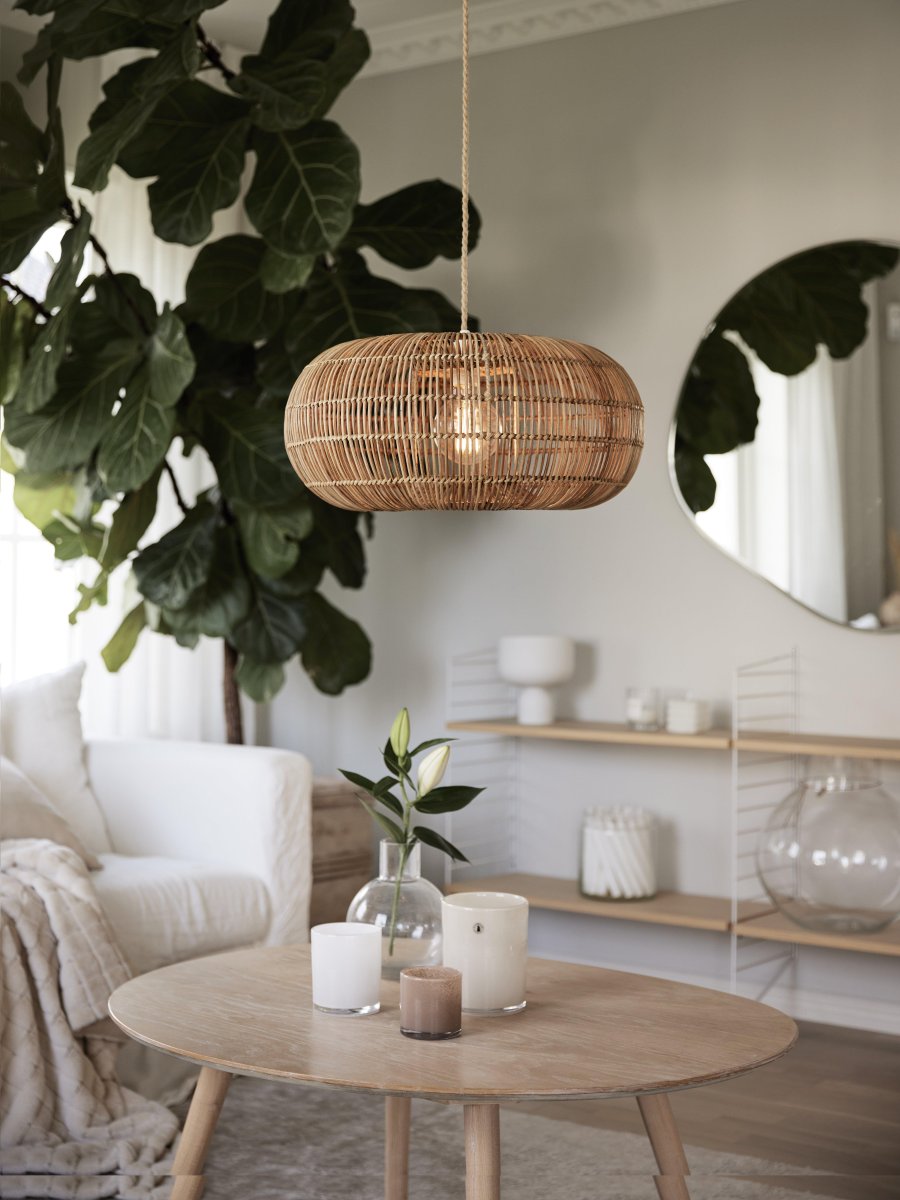 Zuri Ø50 Natur Taklampe Fra PR Home - Skjermen er laget av formede rottingstenger som er vakkert sammenflettet, noe som gjør hver skjerm unik.