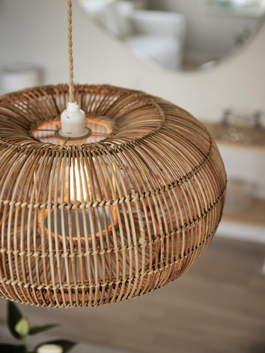 Zuri Ø50 Natur Taklampe Fra PR Home - Skjermen er laget av formede rottingstenger som er vakkert sammenflettet, noe som gjør hver skjerm unik.