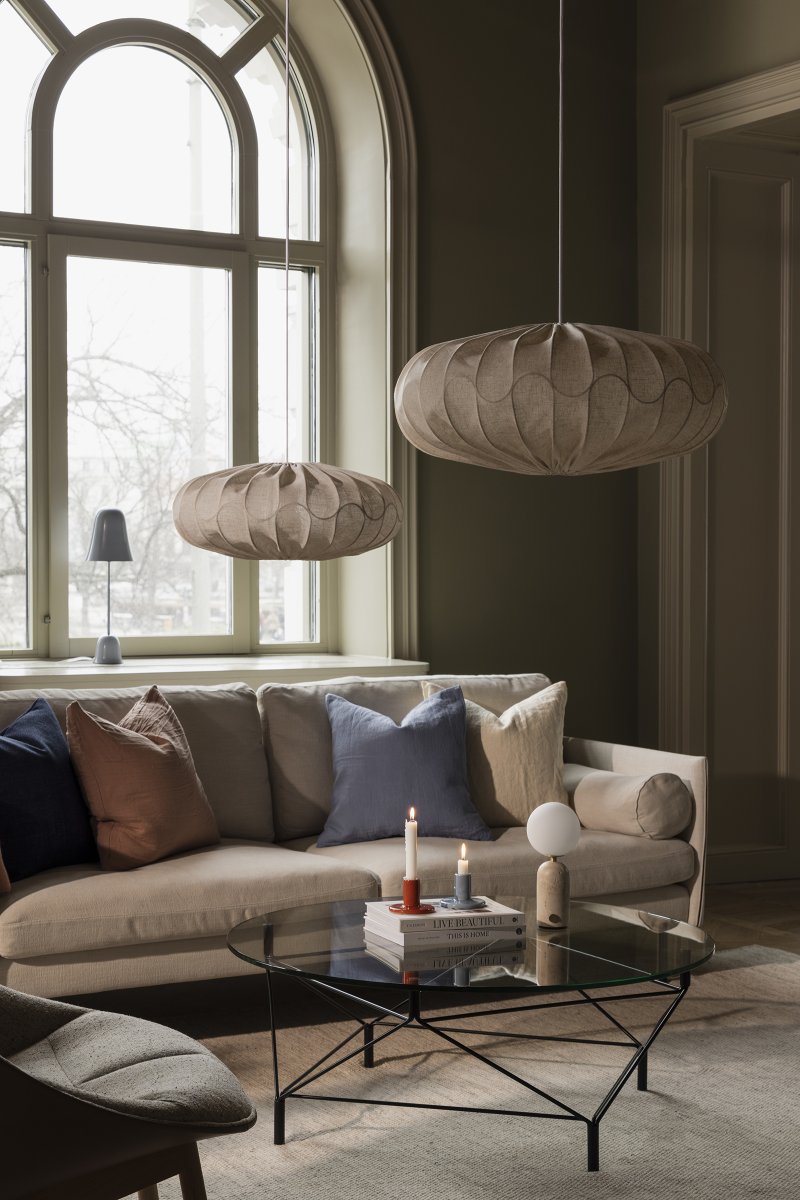 Bladverk Skjerm Ekskl. Oppheng Ø70 Beige Taklampe Fra Globen Lighting - Tekstilen bidrar til et varmt og behagelig lys som passer fint inn i både soverom og stuer.