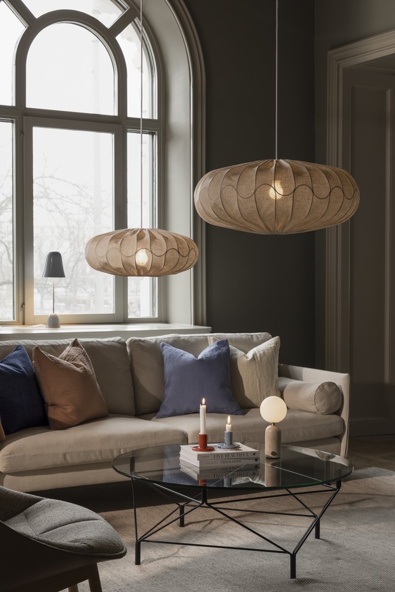 Bladverk Skjerm Ekskl. Oppheng Ø70 Beige Taklampe Fra Globen Lighting - Tekstilen bidrar til et varmt og behagelig lys som passer fint inn i både soverom og stuer.