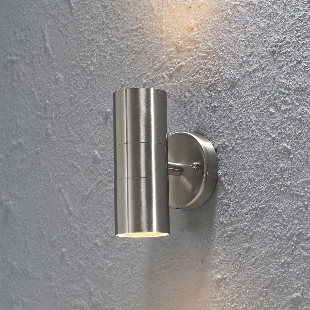 Modena Sølv utendørslampe Fra Konstsmide - Lag en elegant og moderne belysningsløsning for fasaden din med denne vegglampen i rustfritt stål som lyser både opp og ned.