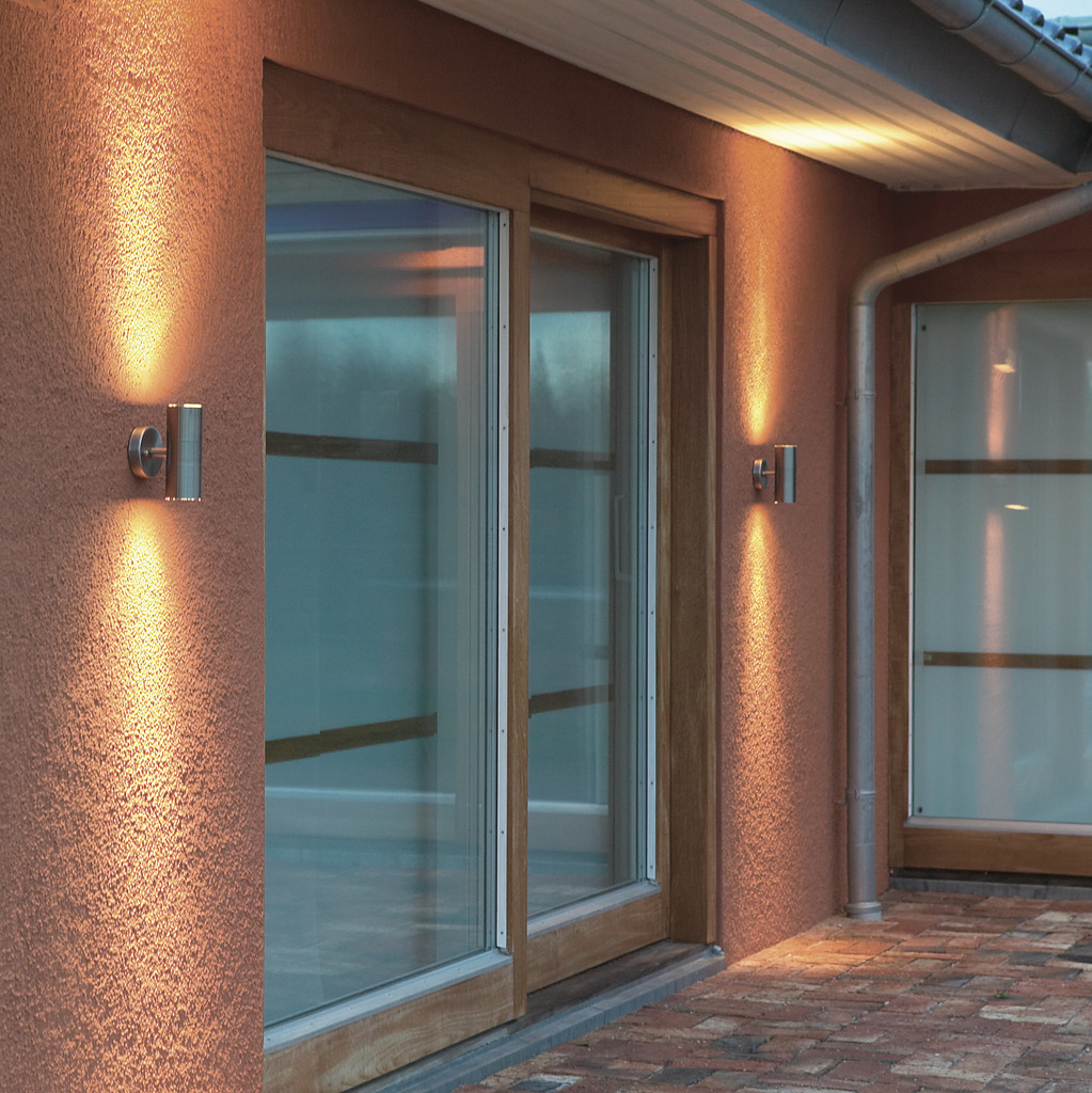 Modena Sølv utendørslampe Fra Konstsmide - Lag en elegant og moderne belysningsløsning for fasaden din med denne vegglampen i rustfritt stål som lyser både opp og ned.