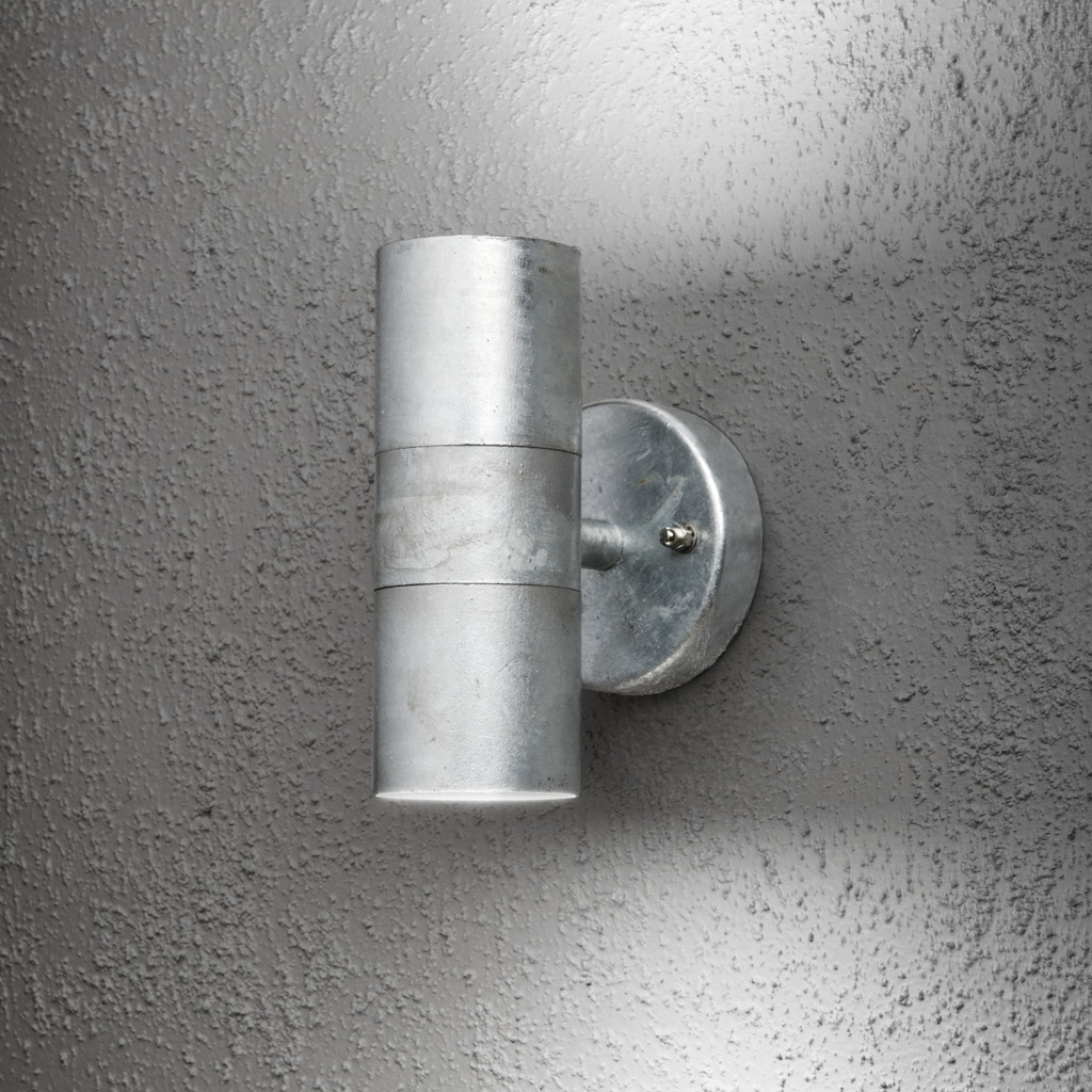 Modena Galvanisert stål utendørslampe Fra Konstsmide - Lag en elegant og moderne lysl&oslash;sning for fasaden din med denne vegglampen i galvanisert st&aring;l som skinner b&aring;de opp og ned.