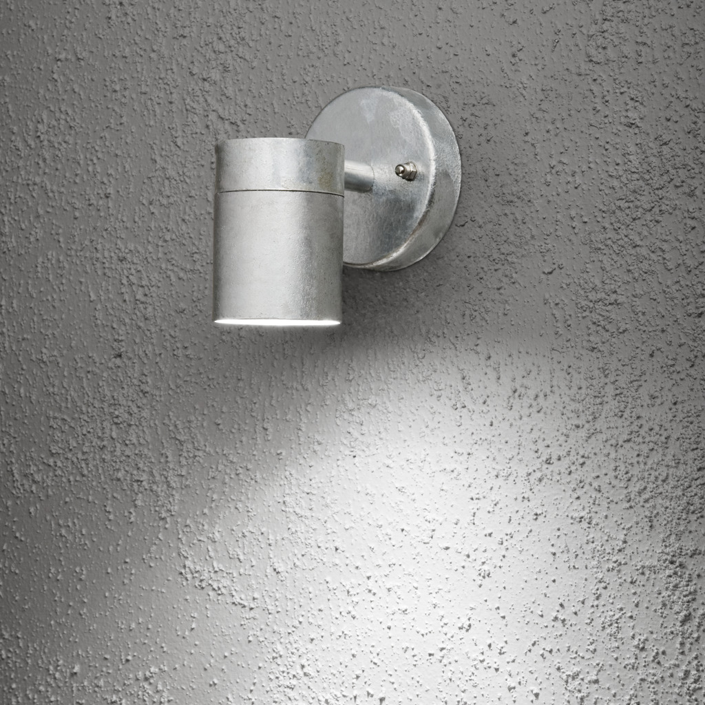 Modena Galvanisert stål utendørslampe Fra Konstsmide - Med sin runde design og direkte lys er den ideell for &aring; skape en sofistikert atmosf&aelig;re i entr&eacute;er og ganger.