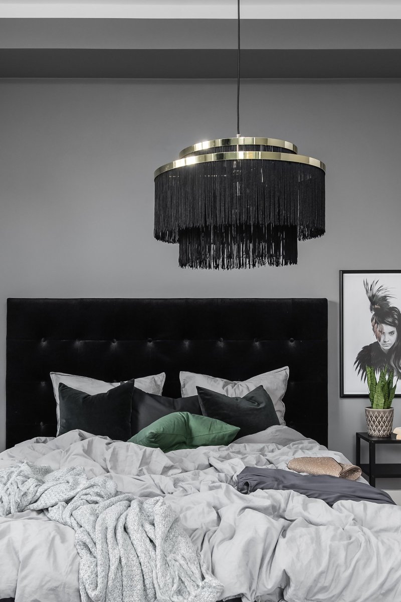 Frans Ø52 Svart Taklampe Fra Globen Lighting - Svart tekstil står i kontrast til messing/metall og den 120 cm svarte tekstilkabelen er prikken over i-en.
