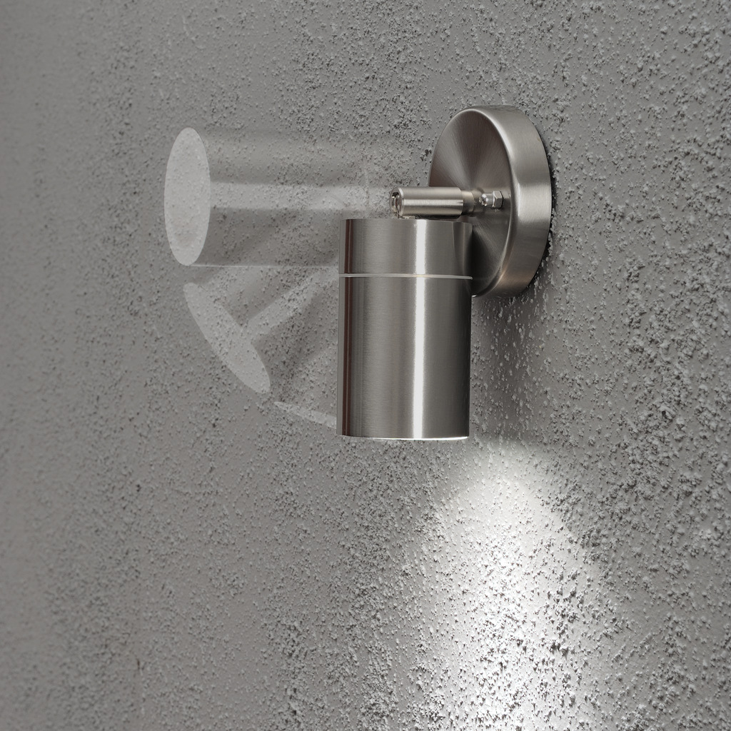 Modena Sølv utendørslampe Fra Konstsmide - Lampen er retningsbestemt, noe som gir et praktisk og effektivt lys som skaper trygghet og eleganse i utemiljøet.