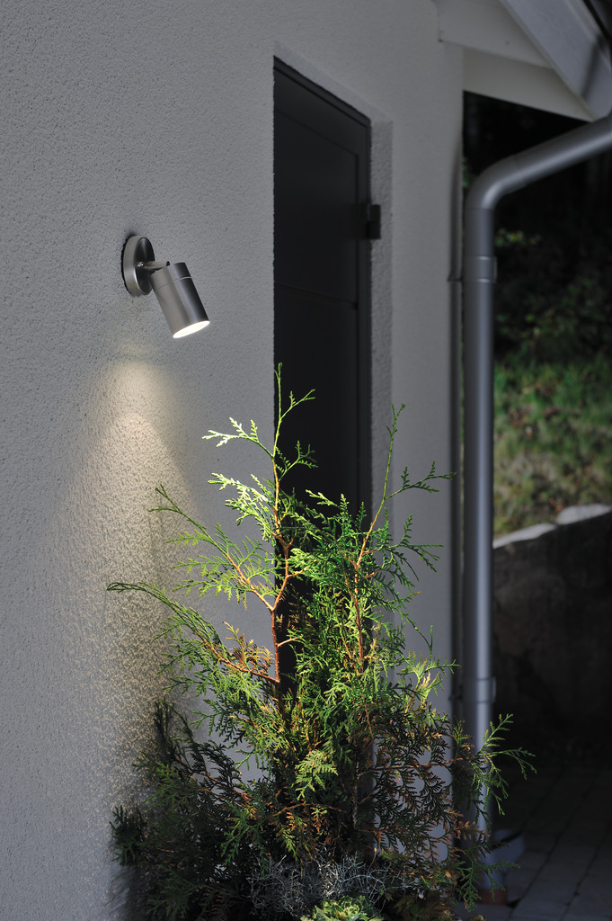 Modena Sølv utendørslampe Fra Konstsmide - Lampen er retningsbestemt, noe som gir et praktisk og effektivt lys som skaper trygghet og eleganse i utemiljøet.