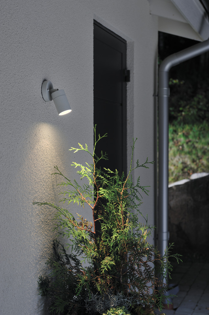 Modena Grå utendørslampe Fra Konstsmide - Lampen er retningsbestemt, noe som gir et praktisk og effektivt lys som skaper trygghet og eleganse i utemiljøet.