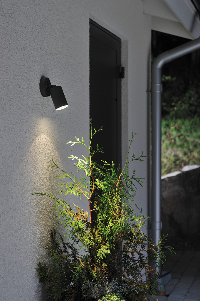 Modena Svart utendørslampe Fra Konstsmide - Lampen er retningsbestemt, noe som gir et praktisk og effektivt lys som skaper trygghet og eleganse i utemiljøet.