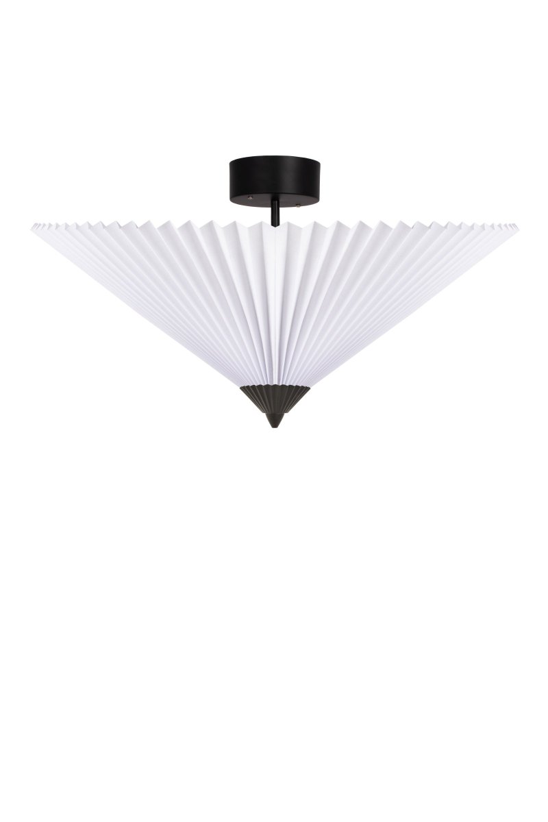 Matisse Ø60 Hvit plafond Fra Globen Lighting - Lampen har en plissert hvit tekstilskjerm og er dekorert med en matchende plissert topp i matt sortlakkert metall.
