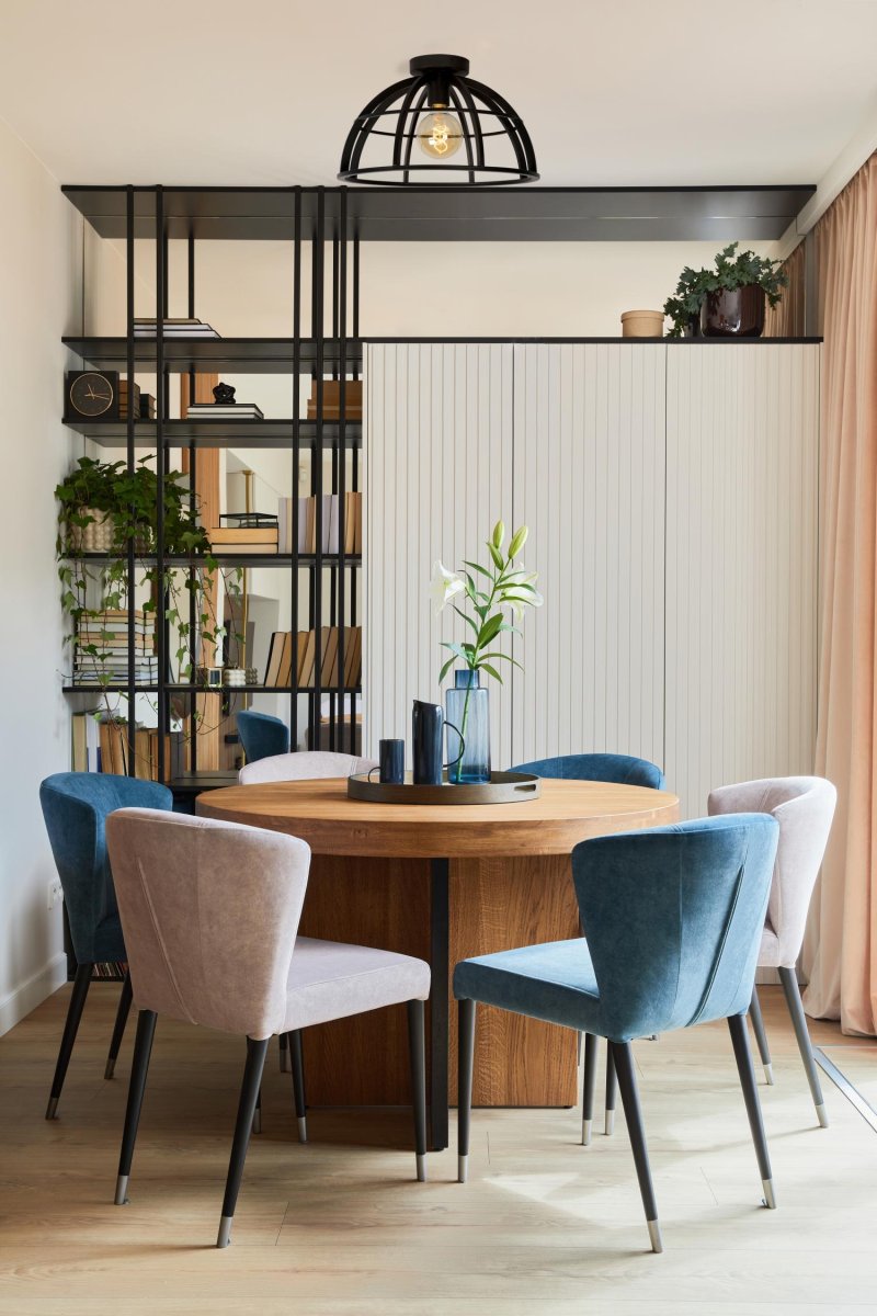 Dikra Ø40 Svart plafond Fra Lucide - De horisontale linjene og de vertikale kurvene møtes i tre punkter og danner en enhetlig design som gir god plass for lyset å leke.