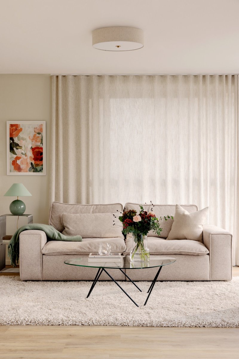 Noah Ø35 Beige plafond Fra Globen Lighting - Lampen er kombinert med en detalj i polert messing, stoffet har et levende m&oslash;nster og en hvit blendbeskyttelse nederst for &aring; spre et behagelig lys.