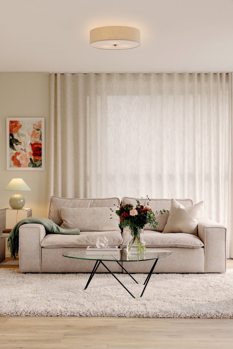 Noah Ø35 Beige plafond Fra Globen Lighting - Lampen er kombinert med en detalj i polert messing, stoffet har et levende m&oslash;nster og en hvit blendbeskyttelse nederst for &aring; spre et behagelig lys.