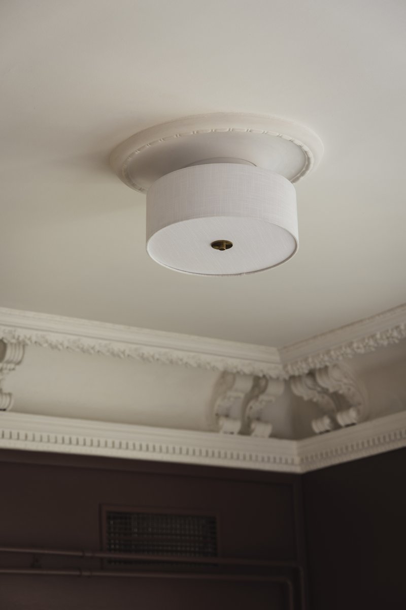 Noah Ø35 Hvit plafond Fra Globen Lighting - Noah er en stilig og dekorativ taklampe, håndlaget i hvitt linstoff med en vakker, levende struktur.