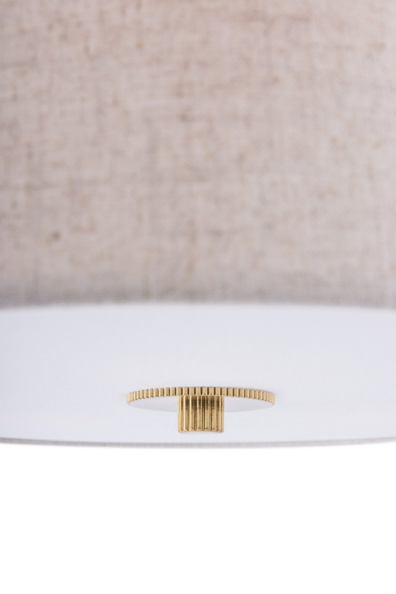 Noah Ø50 Beige plafond Fra Globen Lighting - Lampen er kombinert med en detalj i polert messing, stoffet har et levende m&oslash;nster og en hvit blendbeskyttelse nederst for &aring; spre et behagelig lys.