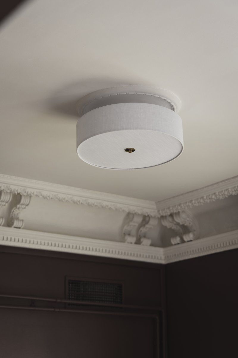 Noah Ø50 Hvit plafond Fra Globen Lighting - Noah er en stilig og dekorativ taklampe, håndlaget i hvitt linstoff med en vakker, levende struktur.